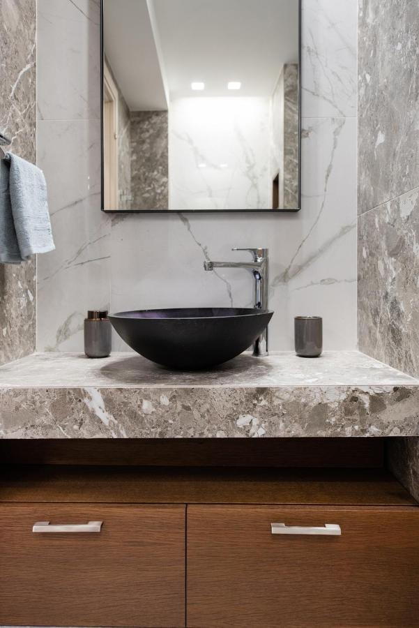 C34 Onyx Stylish Thessalonique